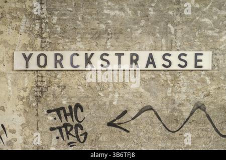 Signange an der verlassenen Esso-Tankstelle am Herrmannplatz in Berlin-Kreuzberg in Berlin, Gerrmany im Juli 2018 Stockfoto