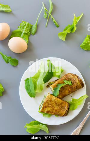 Gesunde Eierrolle mit Gemüse auf einer weißen Platte. Stockfoto