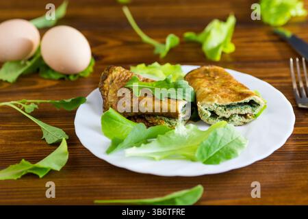 Gesunde Eierrolle mit Gemüse auf einer weißen Platte. Stockfoto
