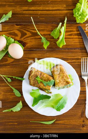 Gesunde Eierrolle mit Gemüse auf einer weißen Platte. Stockfoto