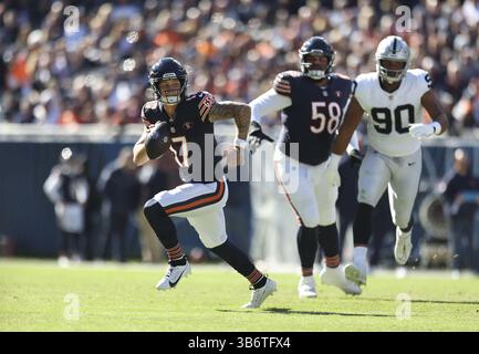 22. Oktober 2023: Chicago Bears Quarterback Tyson Bagent (17) ist während des ersten Viertels eines Spiels zwischen den Chicago Bears und den Las Vegas Raiders im Soldier Field am Sonntag, den 22. Oktober 2023, aus der Tasche gegangen. (Foto: © Trent Sprague/Chicago Tribune via ZUMA Press Wire) Stockfoto