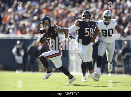22. Oktober 2023: Chicago Bears Quarterback Tyson Bagent (17) läuft während des ersten Viertels gegen die Las Vegas Raiders im Soldier Field am 22. Oktober 2023 in Chicago aus der Tasche. (Foto: © Trent Sprague/Chicago Tribune via ZUMA Press Wire) Stockfoto