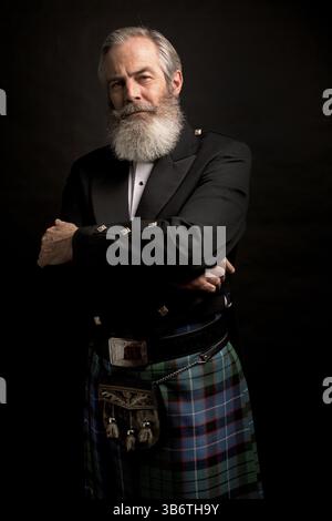 Nahaufnahme eines älteren Mannes mit grauen Haaren und Vollbart, mit Scoting Kilt auf dunklem Hintergrund, Toronto, Kanada, Nordamerika Stockfoto
