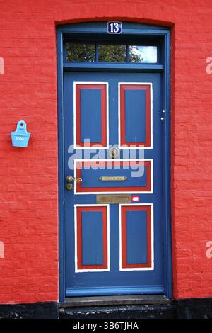 Haustür, Odense, Dänemark, Europa, farbenfrohe lackierte Tür mit Hausnummer 13 und subtilen Kontrasten, Europa Stockfoto