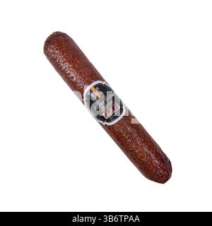 Wurst Brot. Trockene salami Wurst Stick auf Weiß isoliert. Italienische Wurst. Leckere getrocknete Wurst,, schließen auf weißem Hintergrund. Ukraine, Kiew Stockfoto
