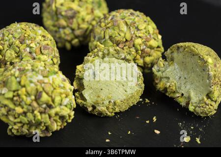 Thema süße Nachspeise Kuchen handgefertigt. Makro close-up Dessert Desserts Süßigkeiten runde Kugel weiße Trüffel ball Set von weißer Schokolade, Matcha Tee und Pis Stockfoto