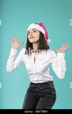 Neues Jahr Thema Weihnachten Winter Urlaub Büro der Firma Mitarbeiter. Portrait Junge kaukasier Frau Geschäftsmann weißes Hemd in Funny santa claus hat Stockfoto