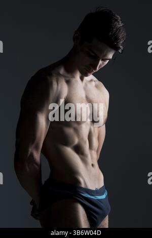 Jungen männlichen Athleten Bodybuilder posiert. Schönen athletischen männliche Kerl. Fitness muskulöse Person. Junge Athleten Muskeln zeigen im Studio. sechs Pac Stockfoto