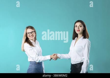 Geschäftsfrau schüttelt Hand, Konzept-Abschluss oder Partnerschaft. Zwei Partnerinnen, die nach Unterzeichnung eines Geschäftsvertrags Handschütteln. Abschluss des Geschäfts. Konz Stockfoto