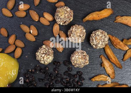Thema ist eine süße Nachspeise aus natürlichen Produkten ohne Zucker. Makro Nahaufnahme Nahaufnahme dessert Süße candy runde Kugel handgemachte Trüffel getrocknete Früchte Stockfoto