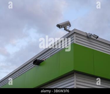 Überwachungskameras an der Ecke eines Industriebaudachs, Berlin, Deutschland, Europa Stockfoto