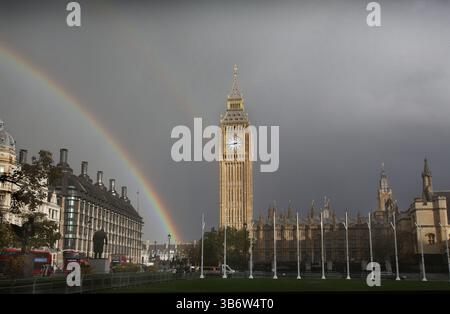 9. November 2023, London, England, Großbritannien: Ein Regenbogen erscheint in Westminster zwischen dem Portcullis House und dem Elizabeth Tower, der die Glocke â€˜Big Benâ€™ im Houses of Parliament enthält und den Londoner Himmel in Licht und Dunkelheit aufspaltet. Über dem Hauptregenbogen ist ein schwacher zweiter Regenbogen zu sehen (Bild: © Martin Pope/ZUMA Press Wire) Stockfoto