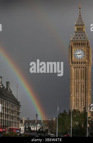 9. November 2023, London, England, Großbritannien: Ein Regenbogen erscheint in Westminster zwischen dem Portcullis House und dem Elizabeth Tower, der die Glocke â€˜Big Benâ€™ im Houses of Parliament enthält und den Londoner Himmel in Licht und Dunkelheit aufspaltet. Über dem Hauptregenbogen ist ein schwacher zweiter Regenbogen zu sehen (Bild: © Martin Pope/ZUMA Press Wire) Stockfoto