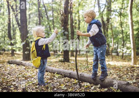 Kinder im Vorschulalter kaukasischen Bruder und Schwester Bilder von einander auf Handy Kamera in Forest Park Herbst. Thema der Hobby- und Aktiv Stockfoto