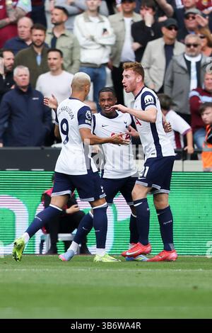London Stadium, London, Großbritannien. Mai 2025. Premier League Football, West Ham United gegen Tottenham Hotspur; Wilson Odobert aus Tottenham feiert das 1. Tor des Spiels in der 15. Minute für 0-1 Credit: Action Plus Sports/Alamy Live News Stockfoto