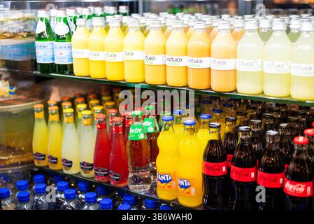April 2025 Stockholm Schweden, Flaschen mit Getränken Wasser und Säften an der Ladentische Stockfoto