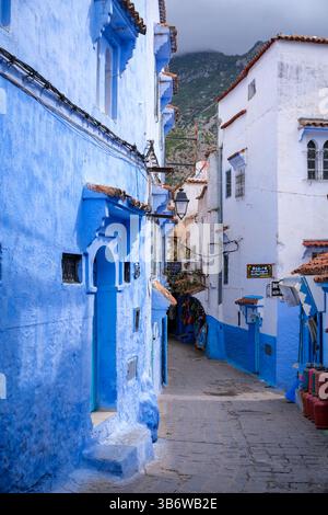 Die engen, gewundenen Gassen und Gassen der blauen Stadt Chefchaouen in Marokko. Illustrati die berühmten blau getünchten Wände und traditionellen Gebäude. Stockfoto