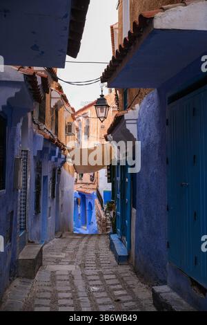 Die engen, gewundenen Gassen und Gassen der blauen Stadt Chefchaouen in Marokko. Illustrati die berühmten blau getünchten Wände und traditionellen Gebäude. Stockfoto