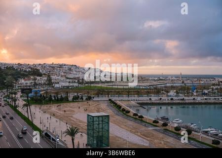 Die antike Kasbah von Tanger überblickt den modernen neuen Yachthafen der Stadt bei Sonnenuntergang, eine beeindruckende Mischung aus Marokkos reicher Geschichte und lebendiger Zukunft. Stockfoto