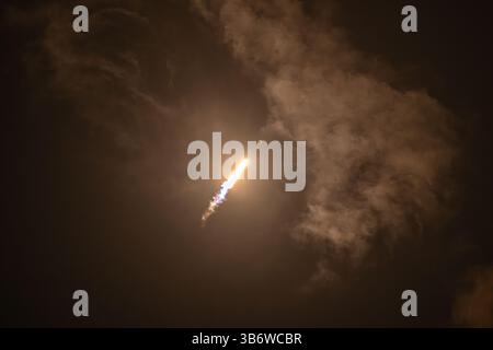 SpaceX startet am 4. Mai 2025 ihre Falcon-9-Rakete mit Starlink-Satelliten vom LC-39a in Cape Canaveral, FL. (Foto: Michael Cain Jr./SIPA USA) Stockfoto