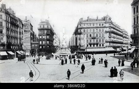 Die Statue von Carnot, Geschäftsgebäude, Fußgänger und Straßenbahnlinien in Lyon Frankreich. Veröffentlicht von LL (Léon & Lévy), um die frühen 1900er Jahre Die Statue von Carnot befindet sich an der Stelle Carnot in Lyon, benannt nach Lazare Carnot, einer Figur der französischen Revolutionäre. Der Platz wurde 1889 umbenannt und die Statue wurde im selben Jahr von Sadi Carnot, seinem Enkel und damaligen Präsidenten von Frankreich, eingeweiht. Die Statue symbolisiert republikanische ideale und bleibt ein historisches Wahrzeichen in Lyon. Aus einer Auswahl diverser Postkarten aus dem frühen 20. Jahrhundert. Stockfoto