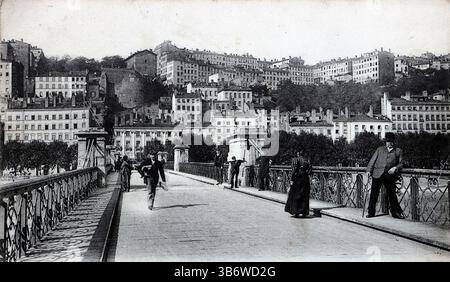 Blick von der St. Clair Brücke auf den Croix-Rousse Hügel. Veröffentlicht von LL (Léon & Lévy), um die frühen 1900er Jahre Die Pont Saint-Clair in Lyon wurde 1846 als Pont Louis-Philippe erbaut. Es wurde 1848 in Pont Saint-Clair und 1931 in Pont Vaisse umbenannt. Die Brücke wurde 1944 energetisiert, repariert, aber schließlich zwischen 1951 und 1958 abgerissen. Es verband Saint-Clair einst mit Lyons 6. Arrondissement. Aus einer Auswahl diverser Postkarten aus dem frühen 20. Jahrhundert. Stockfoto