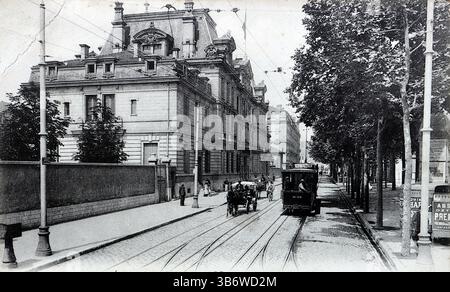 Die Military Health School in Lyon, Frankreich mit einer Straßenbahn und einem Pferdewagen. Veröffentlicht von LL (Léon & Lévy), um die frühen 1900er Jahre Die Military Health School entwickelte sich aus der Army Medical School, die 1860 gegründet wurde, um medizinische Offiziere der britischen Armee auszubilden. Später wurde es Teil der Verteidigungsmedizinischen Akademie, die sich an die moderne militärische und humanitäre Medizin anpasste. Die Schule war Pionier der Tropenkrankheitsforschung und Traumaversorgung. Aus einer Auswahl diverser Postkarten aus dem frühen 20. Jahrhundert. Stockfoto
