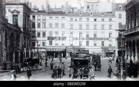 Frühe Fahrzeug- und Geschäftsgebäude, Place de la Comédie in Lyon, Frankreich, eine Fußgängerzone im Viertel Terreaux. Benannt wurde es nach dem 1756 erbauten Grand Théâtre de Lyon. Das Theater wurde später durch die Opéra de Lyon ersetzt. Der Platz ist nach wie vor ein kulturelles Zentrum in der Nähe des Hôtel de Ville in Lyon. Veröffentlicht von LL (Léon & Lévy), um die frühen 1900er Jahre Aus einer Auswahl diverser Postkarten aus dem frühen 20. Jahrhundert. Stockfoto