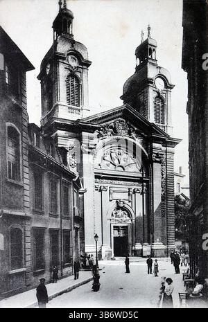 Haupteingang zum Hotel Dieu in Lyon, Frankreich. Ein kunstvoller Eingang, flankiert von zwei Türmen, mit Fußgängern auf der Straße. Veröffentlicht von LL (Léon & Lévy), um die frühen 1900er Jahre Aus einer Auswahl diverser Postkarten aus dem frühen 20. Jahrhundert. Stockfoto