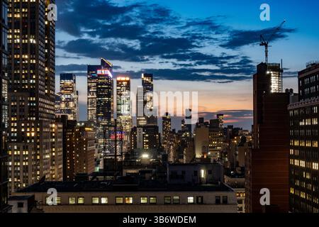Nächtlicher Blick auf Hudson Yards, New York City, 2025, USA Stockfoto