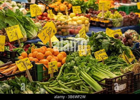 Frisches Gemüse und Obst auf einem landwirtschaftlichen Freiluftmarkt, saisonale gesunde Lebensmittel. Konzept der biologischen, Bioprodukte, Bioökologie Stockfoto