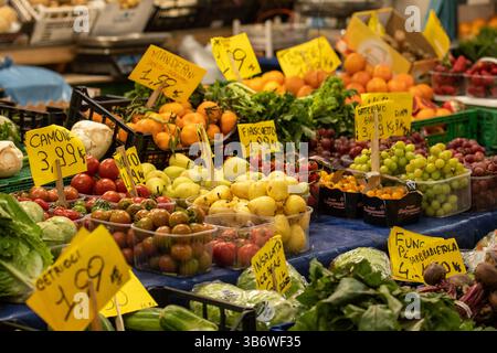 Frisches Gemüse und Obst auf einem landwirtschaftlichen Freiluftmarkt, saisonale gesunde Lebensmittel. Konzept der biologischen, Bioprodukte, Bioökologie Stockfoto