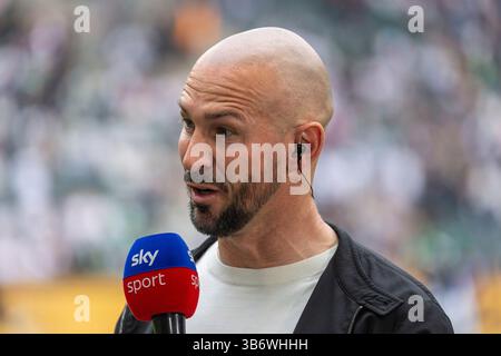 Sport, Fußball, Bundesliga, 2024/2025, Borussia Mönchengladbach vs. TSG 1899 Hoffenheim 4-4, 03.05.2025, Stadion Borussia Park in Mönchengladbach, Cheftrainer Christian Ilzer (TSG) im Interview mit dem Sender Sky, DFL-VORSCHRIFTEN VERBIETEN JEDE VERWENDUNG VON FOTOGRAFIEN ALS BILDSEQUENZEN UND/ODER QUASI-VIDEO Stockfoto