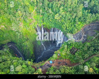 Der Tumpak Sewu Wasserfall aus der Vogelperspektive ist der schönste in Indonesien. Die Hügel und Berge in Java sind voller erstaunlicher Wasserfälle. Tausende von Wassern Stockfoto