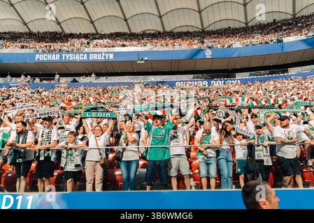 Die Fans von Legia Warszawa feiern beim Finalspiel des Polnischen Pokalpokals 2025 zwischen Legia Warschau und Pogon Szczecin bei PGE Narodowy. Endpunktzahl Legia Warszawa 4 : 3 Pogon Szczecin Stockfoto