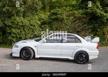 1999 90er Jahre White Mitsubishi Saloon Car Benzin 1990 ccm, Sportlimousine und Rallye Car; japanische Autos nehmen an einer Rallye in Heskin Hall, Großbritannien, Teil Stockfoto