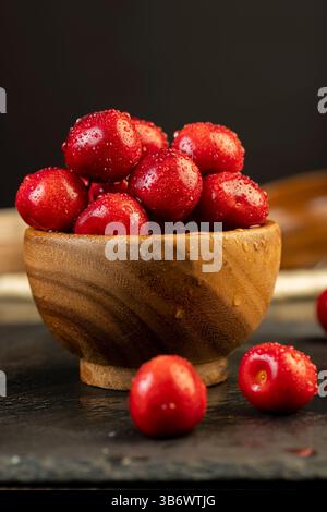 Köstliche süße Kirschen auf einem Schieferbrett, köstliche gepflückte und reine Kirschbeeren mit Gruben Stockfoto