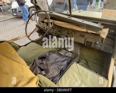 Rom, italien 4. Mai 2025: Nahaufnahme des Innenraums eines alten Militärjeeps mit dem erhaltenen Lenkrad, dem Armaturenbrett und anderen Deta Stockfoto