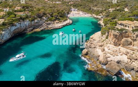 Aus der Vogelperspektive auf den Strand Cala Llombards auf Mallorca, Spanien Stockfoto