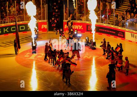 04. Mai 2025, Nordrhein-Westfalen, Düsseldorf: Eishockey: Internationales Spiel, Deutschland - USA, PSD Bank Dome, Deutschlands Spieler skaten aufs Eis. Foto: Rolf Vennenbernd/dpa Stockfoto