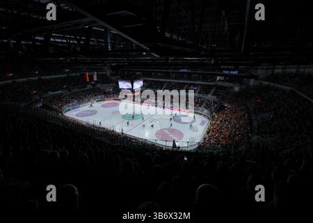 04. Mai 2025, Nordrhein-Westfalen, Düsseldorf: Eishockey: Internationales Spiel, Deutschland - USA, PSD Bank Dome, Spieler aus Deutschland und den USA versuchen, zum Puck zu kommen. Foto: Rolf Vennenbernd/dpa Stockfoto