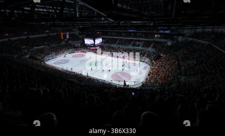 04. Mai 2025, Nordrhein-Westfalen, Düsseldorf: Eishockey: Internationales Spiel, Deutschland - USA, PSD Bank Dome, Spieler aus Deutschland und den USA versuchen, zum Puck zu kommen. Foto: Rolf Vennenbernd/dpa Stockfoto