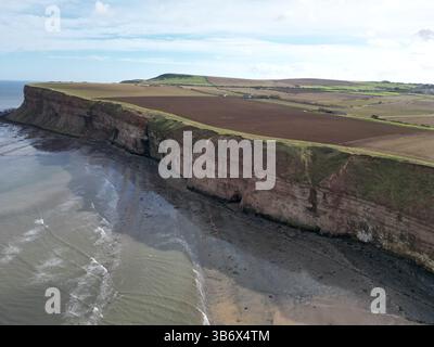 Aus der Vogelperspektive von Saltburn Beach, North Yorkshire, mit dramatischen Klippen und Anzeichen von Küstenerosion entlang der britischen Küste, aufgenommen von Drohnen. Stockfoto