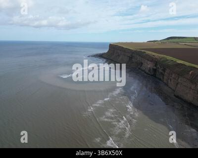 Aus der Vogelperspektive von Saltburn Beach, North Yorkshire, mit dramatischen Klippen und Anzeichen von Küstenerosion entlang der britischen Küste, aufgenommen von Drohnen. Stockfoto