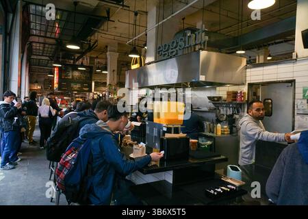 Gäste genießen ein köstliches Frühstück am beliebten EggSlut Food Stand am Grand Central Market, Downtown Los Angeles. Stockfoto