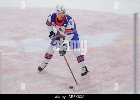 04. Mai 2025, Nordrhein-Westfalen, Düsseldorf: Eishockey: Internationales Spiel, Deutschland - USA, PSD Bank Dome, Clayton Keller aus den USA vor dem Spiel. Foto: Rolf Vennenbernd/dpa Stockfoto