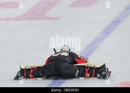 04. Mai 2025, Nordrhein-Westfalen, Düsseldorf: Eishockey: Internationales Spiel, Deutschland - USA, PSD Bank Dome, deutscher Torhüter Philipp Grubauer wärmt sich vor dem Spiel auf. Foto: Rolf Vennenbernd/dpa Stockfoto