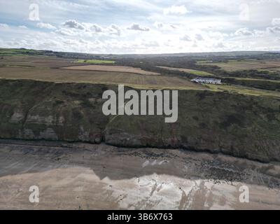 Aus der Vogelperspektive von Saltburn Beach, North Yorkshire, mit dramatischen Klippen und Anzeichen von Küstenerosion entlang der britischen Küste, aufgenommen von Drohnen. Stockfoto