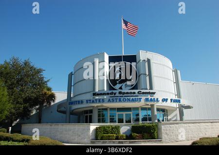 Eintritt zur U.S. Astronaut Hall of Fame im Kennedy Space Center, Florida, mit amerikanischer Flagge über dem Gebäude Stockfoto