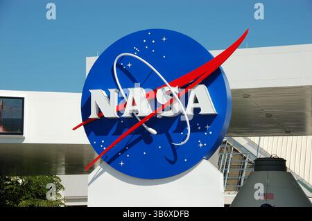 Nahaufnahme des ikonischen NASA-Logozeichens am Kennedy Space Center Visitor Complex unter klarem blauen Himmel Stockfoto